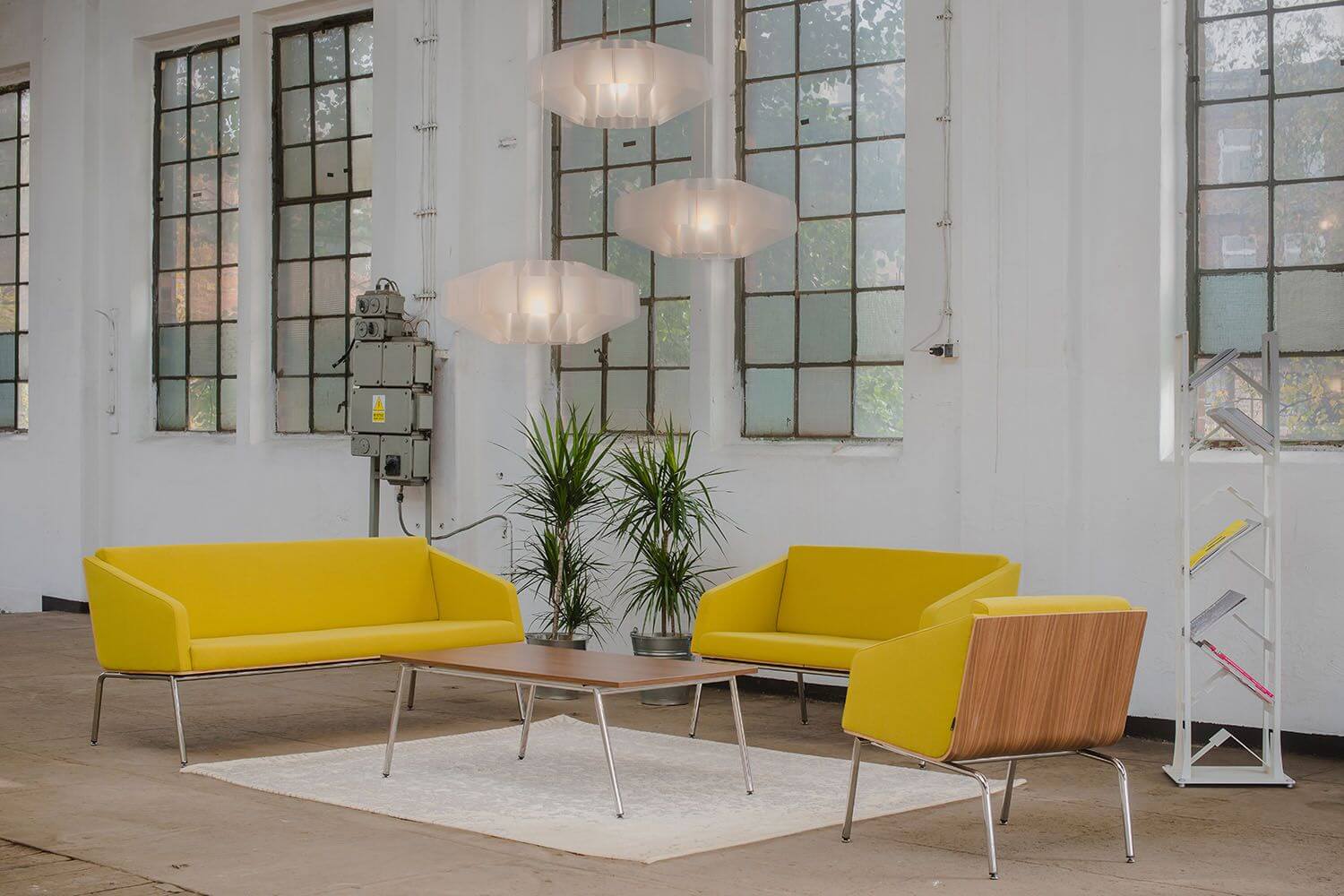 stoliki fin na nogach metalowych