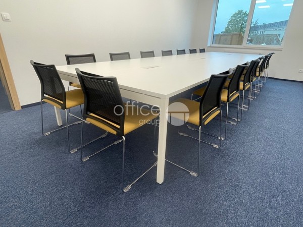 Stół konferencyjny, OGI Y, Krzesła Ariz 575 V