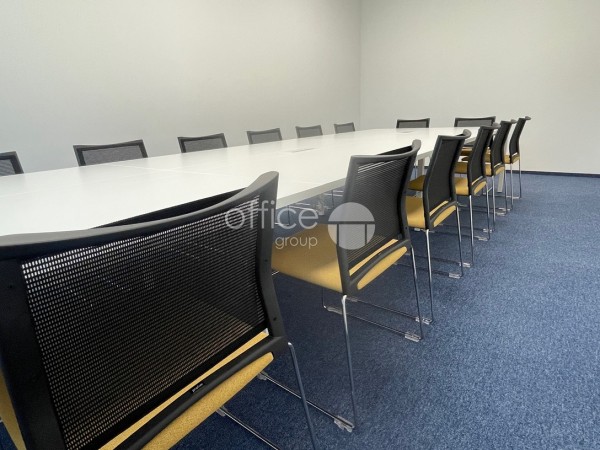 Stół konferencyjny, OGI Y, Krzesła Ariz 575 V